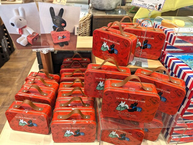 【富士急ハイランド・リサとガスパール タウン】「チョコサンド トランク缶」1,300円／リサとガスパール タウン ショップ