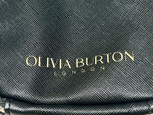 【OLIVIA BURTON(オリビア・バートン)MULTI SMARTPHONE SHOULDER BAG】フロントにはオリビア・バートンのゴールドのロゴ入り