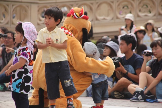 中央に行けない幼児に優しく寄り添うプルート 