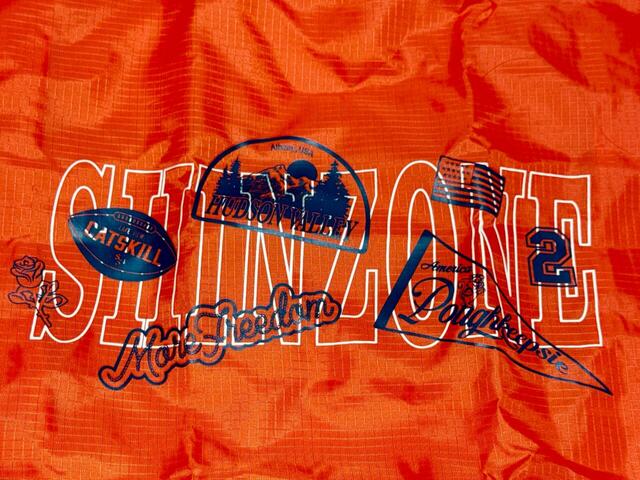 前面には今季のシンゾーンのグラフィックプリント入り。おしゃれ！