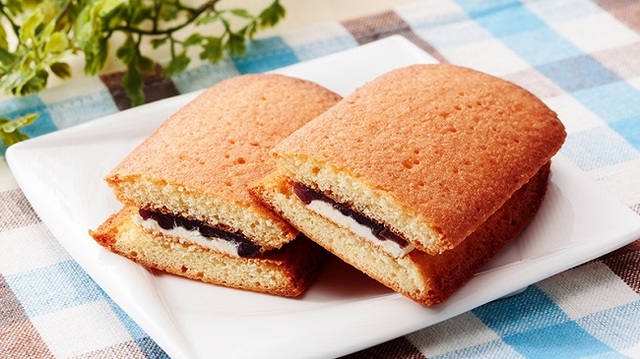 つぶあん＆バター入りマーガリンサンド　（税込108円）