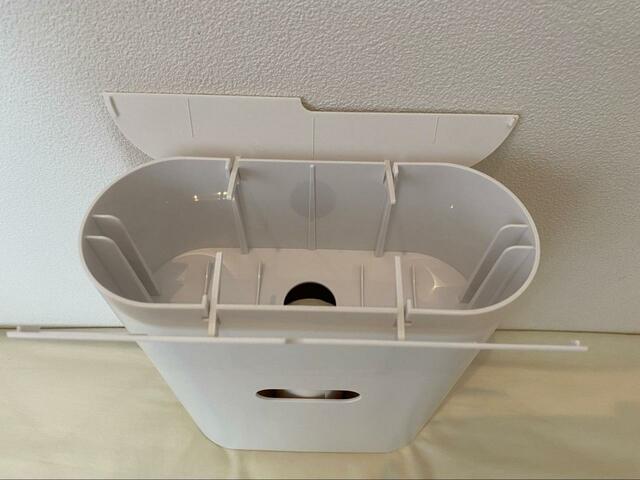 【ニトリ カーペットクリーナー収納】扉の中身もシンプルな作りです