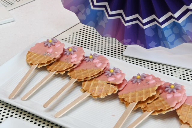 【ヒルトン東京ベイ「BON DANCE」】暑い夏に涼をとるうちわのようなデザインの「うちワッフル クランベリーとミルクチョコレート」