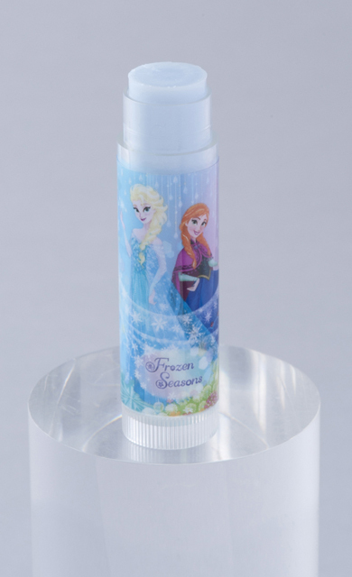 アナとエルサの新グッズ「Frozen Seasons」リップクリーム ¥800（直径約1.5×高さ約7.5cm、内容量2g）©Disney