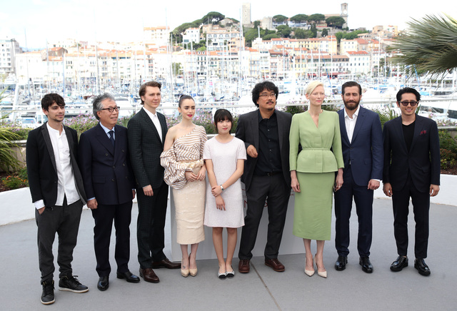 CANNES, FRANCE - MAY 19:  Actors Devon Bostick, Byung Heebong, Paul Dano, Lily Collins, Ahn Seo-Hyun, director Bong Joon-Ho,  Tilda Swinton, Jake Gyllenhaal and Steven Yeun attend the 