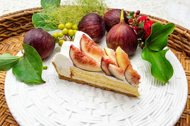 「イチジクのタルト～ショートケーキ風～」サワークリームを合わせたカスタードクリームとスポンジの層に、大きめにカットしたイチジクとクリームを飾ったタルト