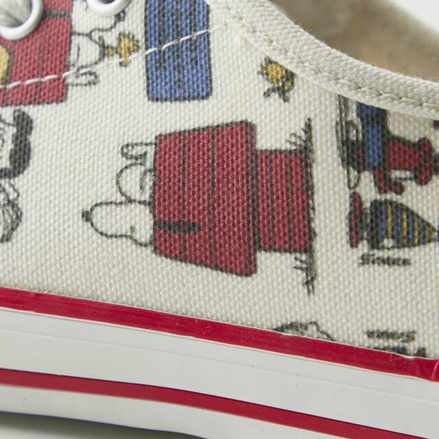 【ベルメゾン×PEANUTS】コミックの絵やセリフをキャンバス地にプリントしたスニーカー