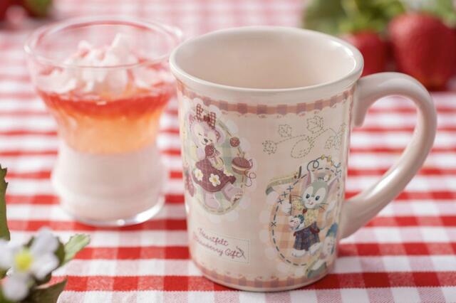 ストロベリーゼリー＆練乳ムース、スーベニアカップ付き 650円｜東京ディズニーリゾート「ダッフィー＆フレンズのハートフェルト・ストロベリーギフト」スーベニア付きメニュー｜販売店舗：東京ディズニーシー「ケープコッド・クックオフ」｜発売期間：2024年1月15日（月）〜3月31日（日）