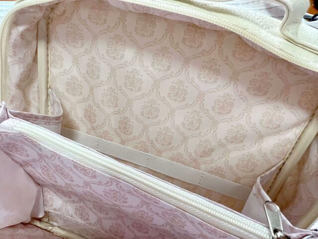 【nanakoななこがさらに本気で作った leur charme COSME POUCH BOOK WHITE】ホワイトは白地にピンクの柄でよりキュートな印象!