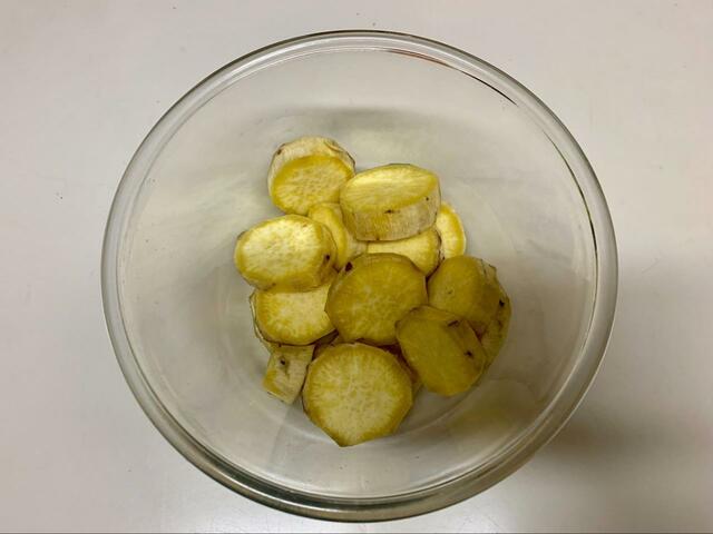 【工程2 さつまいもを蒸す】竹串がスッと刺さるまで蒸します