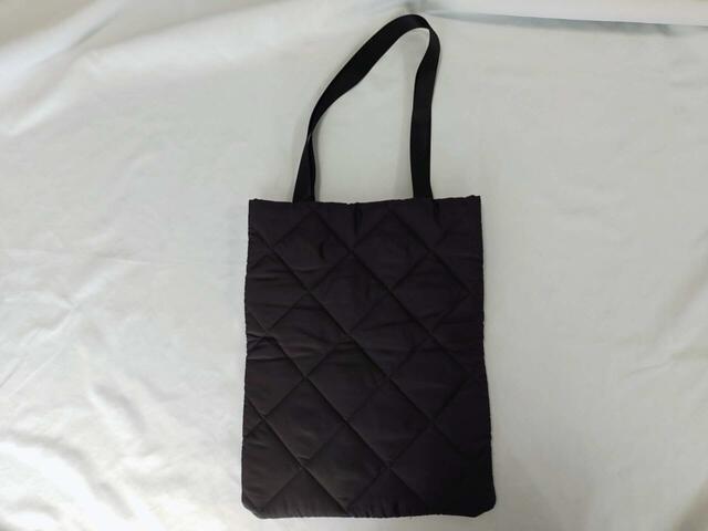 裏面はシンプルな無地