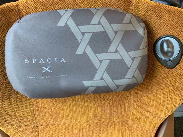 ネックサポート式可動式枕には龍木柄のカバーがかけられている