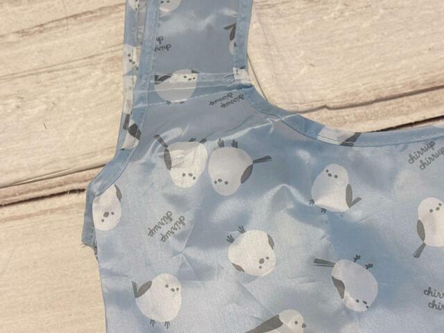 上品な光沢感がある、淡いブルーのポリエステル生地