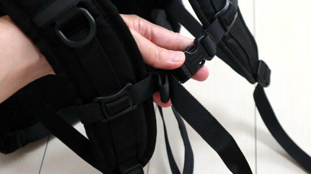 【コールマン ウォーカー25】チェストベルトの裏はゴム製。着用時も着脱もストレスフリーです♪