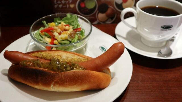 【珈琲館 粗挽きソーセージのホットドッグ】はみ出すソーセージがインパクト大のホットドッグセットです