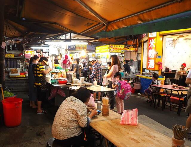 【台湾6泊7日食べ歩きの旅②台北編】友人家族が経営する「阿吉蚵仔煎」の屋台。三男が蚵仔煎を焼き、お嫁さんがあんかけスープを担当。70代の母親は今も現役で店に立つ