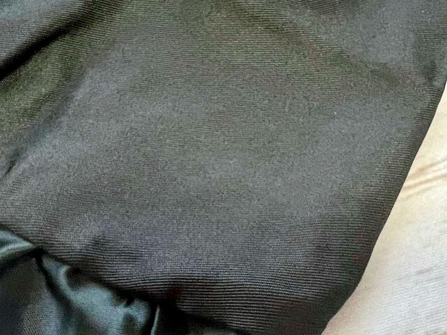 バッグ本体は、フリルに比べると光沢感が控えめなポリエステル生地「ALEXANDRE DE PARIS(アレクサンドル ドゥ パリ)折りたためるフリルトートバッグ」