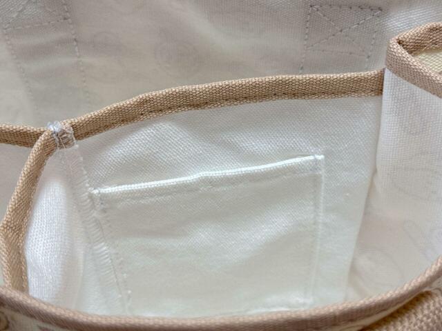 仕切りにはミニポケット付き