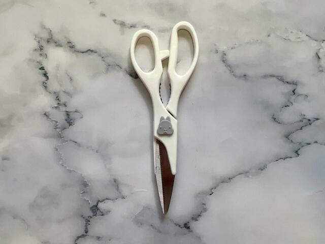 ホワイト×グレーのおしゃれなキッチンハサミ