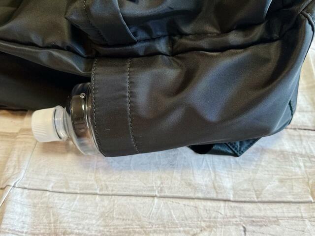 外側のボトルホルダーには550mlのペットボトルも収納可能