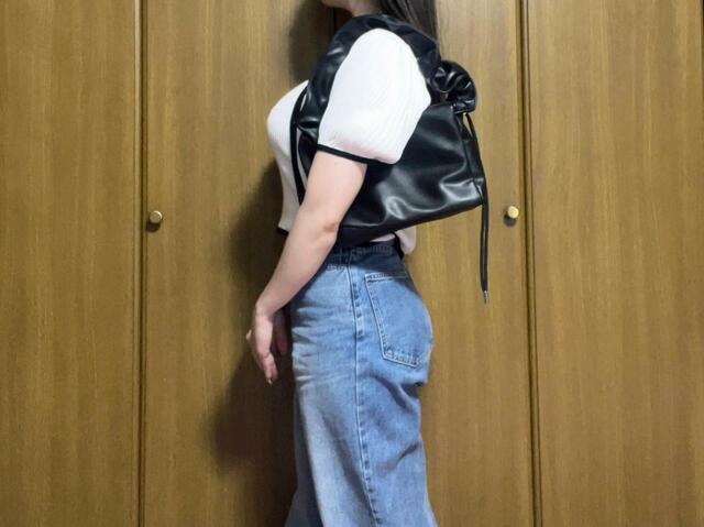 身長155cmの筆者が実際に持ってみました。ギャザーハンドルバージョン