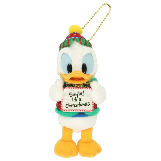 ぬいぐるみバッジ 2,800円｜東京ディズニーリゾート「ディズニー・クリスマス」スペシャルグッズ｜販売店舗：東京ディズニーランド「ディズニー＆カンパニー」、東京ディズニーシー「ガッレーリア・ディズニー」｜発売日：2026年11月10日(火)