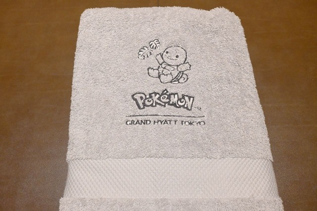 【グランド ハイアット 東京「ポケモン コラボレーション サマー 2025」】ビーチタオルにはゼニガメがデザインされています