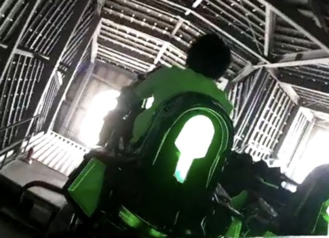 さっきとは違うトンネルにレールが切り替わる