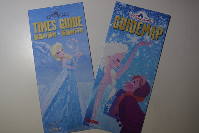 ガイドマップもアナとエルサ ©Disney