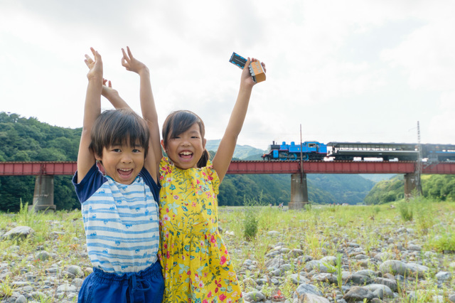 川根温泉前の河原で、トーマスと記念撮影!!