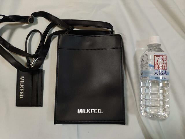 【MILKFED.（ミルクフェド）ショルダーバッグ＆カードホルダー】ペットボトルと同じくらい