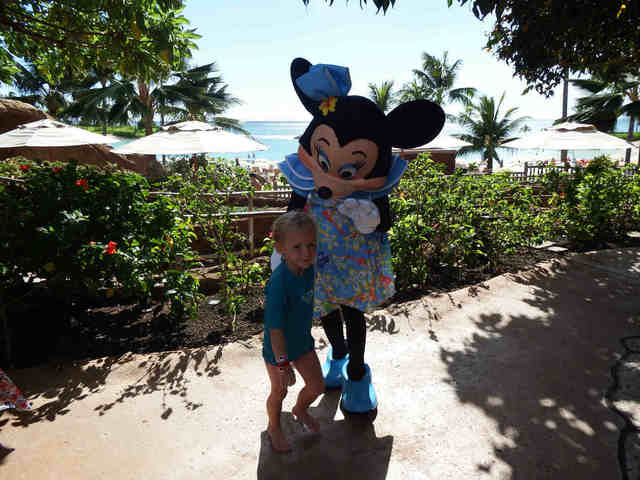 パーティーの途中ではミニーマウスとのフリーグリーティングも楽しめます。