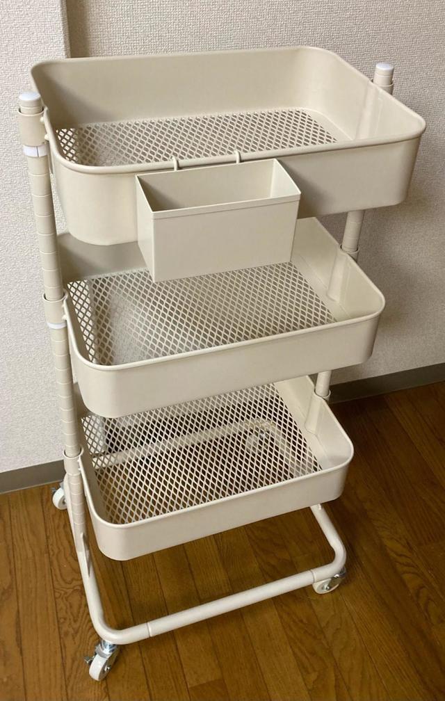 【ニトリ　高さ調節ができるスチールワゴン トロリ2】深さのある収納です