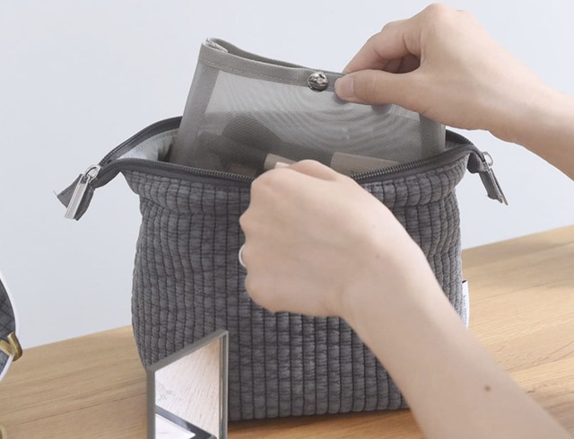 【ボンマモン「整理ができる ヌビ風 ワイヤーポーチ」】もちろんメッシュケースはポーチに収まる大きさです