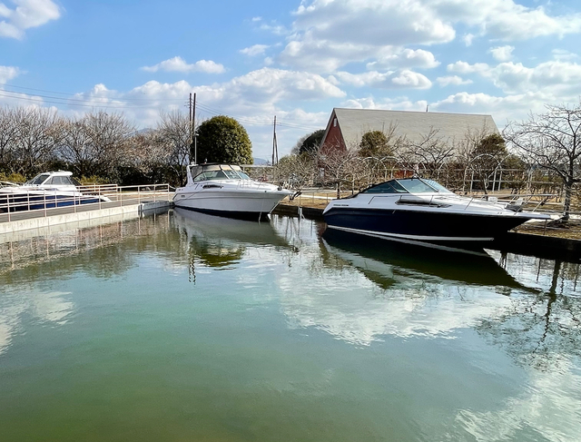 【ユメノバ】モータークルーザーと、写っていませんが、乗船可能な屋形船も浮かんでいます