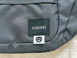 ポケットの下部には「emmi」と「SHAKA」のブランドロゴタグ付き