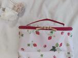 大人かわいいイチゴ柄のブライズポーチです♪