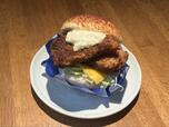 【ヤオコー タルタルフィッシュバーガー】甘めのソースがかかった白身魚の揚げ物に、これでもかというほど豪快にタルタルソースがかかってます