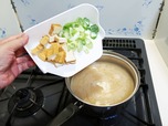 【まな板キャッチャー】味噌汁を作っているところ