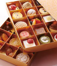 「お花見菓子重」10000円（税別）／ホテルニューオータニ パティスリーSATSUKI 〈東京  紀尾井町〉