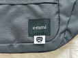 ポケットの下部には「emmi」と「SHAKA」のブランドロゴタグ付き