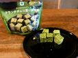 【ファミリーマート　ザクザクきわだつクランチチョコ濃い宇治抹茶味】一口サイズのキューブ型チョコに抹茶ビスケットが入っています