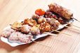 関西「焼き鳥」の名店／くちばしモダン（烏丸）　地鶏もも 270円　ひねどりもも 238円　つくね 270円
