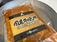 【ロピア お肉屋さんの牛肉カレー】お湯にパックをそのままIN、解凍が進むにつれてルゥの鮮やかな色と牛肉の塊が透けて見えてきて食欲をかき立てられます!