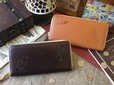 2種類展開の長財布。各19,000円(税抜) 
