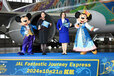 フラッグをもって記念撮影！ミッキーとミニーも嬉しそう【JAL Fantastic Journey Express】