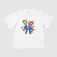 【ユニクロ「ザ・スーパーマリオギャラクシー・ムービーUT」】KIDS 100-160 各990円／マリオとルイージが元気いっぱいに宇宙へ飛び出す姿をデザイン