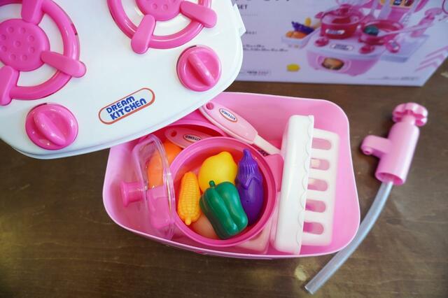 【おままごとキッチンセット】キッチンの中にアイテムを収納できる