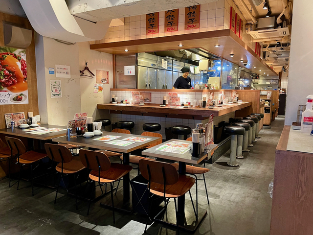 【渋谷餃子 新宿西口店】テーブル席とカウンター席がある。とくに予約は不要とのこと