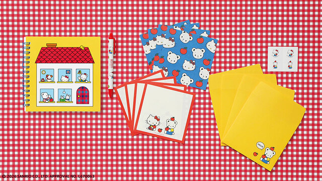 【familiar×ハローキティ】ノート　1,320円（税込）／ボールペン990円（税込）／レターセット1,650円（税込）